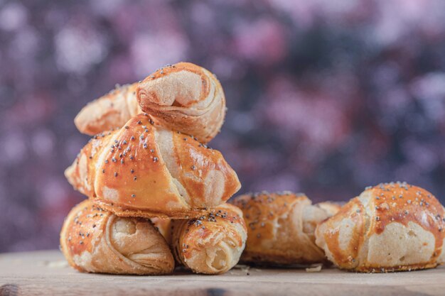 Biscotti mutaki fritti su una tavola di legno.