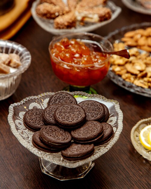 Biscotti Oreo serviti in un piatto di cristallo