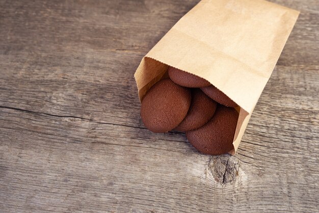 Biscotti rotondi del cioccolato su un fondo di legno