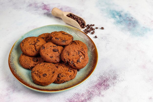 Biscotti senza glutine con gocce di cioccolato.