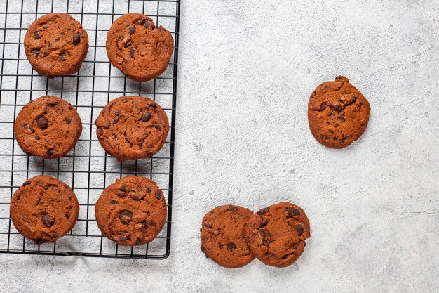 Biscotti senza glutine con gocce di cioccolato.