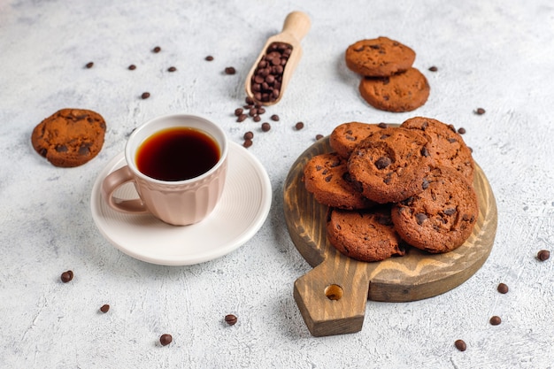 Biscotti senza glutine con gocce di cioccolato.