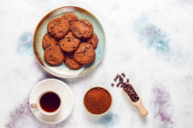 Biscotti senza glutine con gocce di cioccolato.