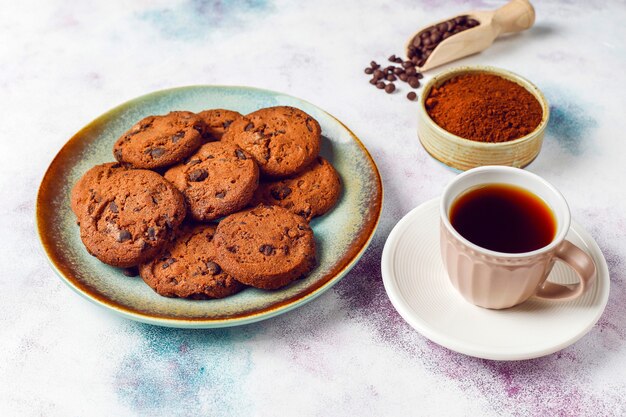 Biscotti senza glutine con gocce di cioccolato.