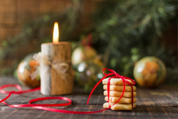 Biscotti stelle con candela sul tavolo