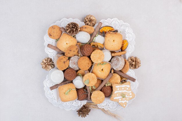 Biscotti su corda in piatto sul tavolo bianco