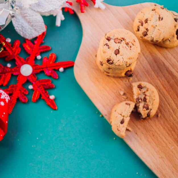 Biscotti sul bordo di legno con fiocco di neve