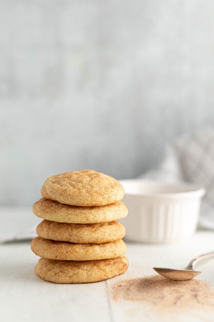 Biscotti vicino al cucchiaio