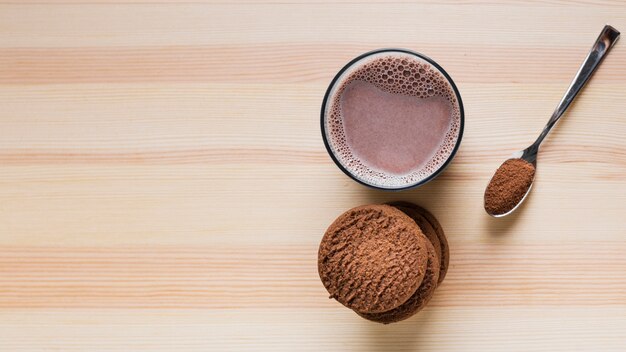 Biscotti vista dall'alto con latte al cioccolato e copia spazio