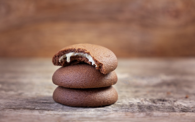 Biscotto al cioccolato su un tagliere di legno