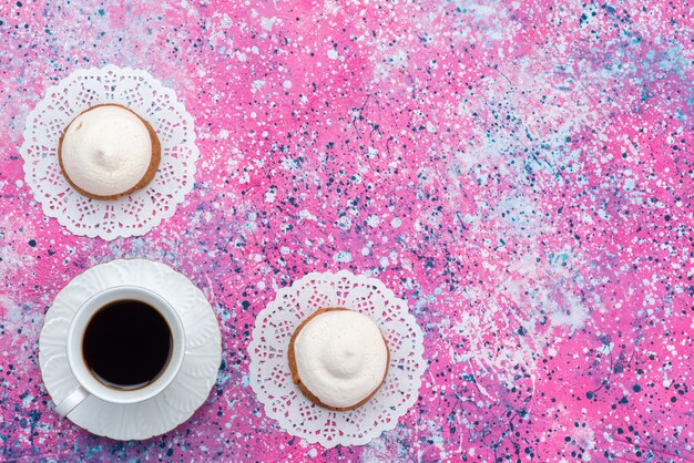 Biscotto di vista superiore con crema insieme alla tazza di caffè sullo sfondo colorato torta bsicuit zucchero dolce cuocere