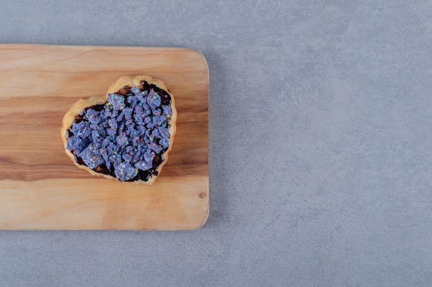 Biscuti a forma di cuore su tavola di legno