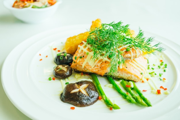 Bistecca alla griglia di carne di salmone alla griglia con verdure