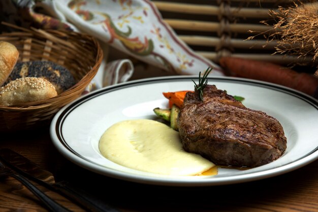 Bistecca ben cotta con purè di patate e verdure fritte