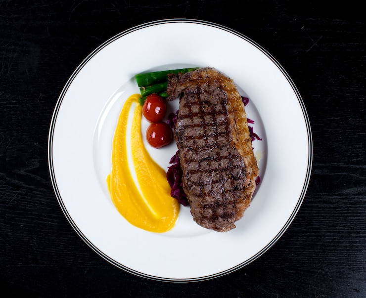 Foto gratuito bistecca ben fatta con pomodorini e asparagi