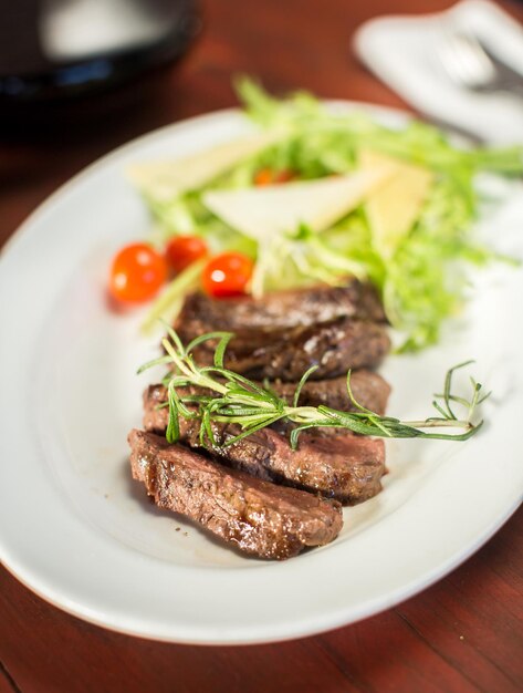 Bistecca con formaggio e verdure in un ristorante