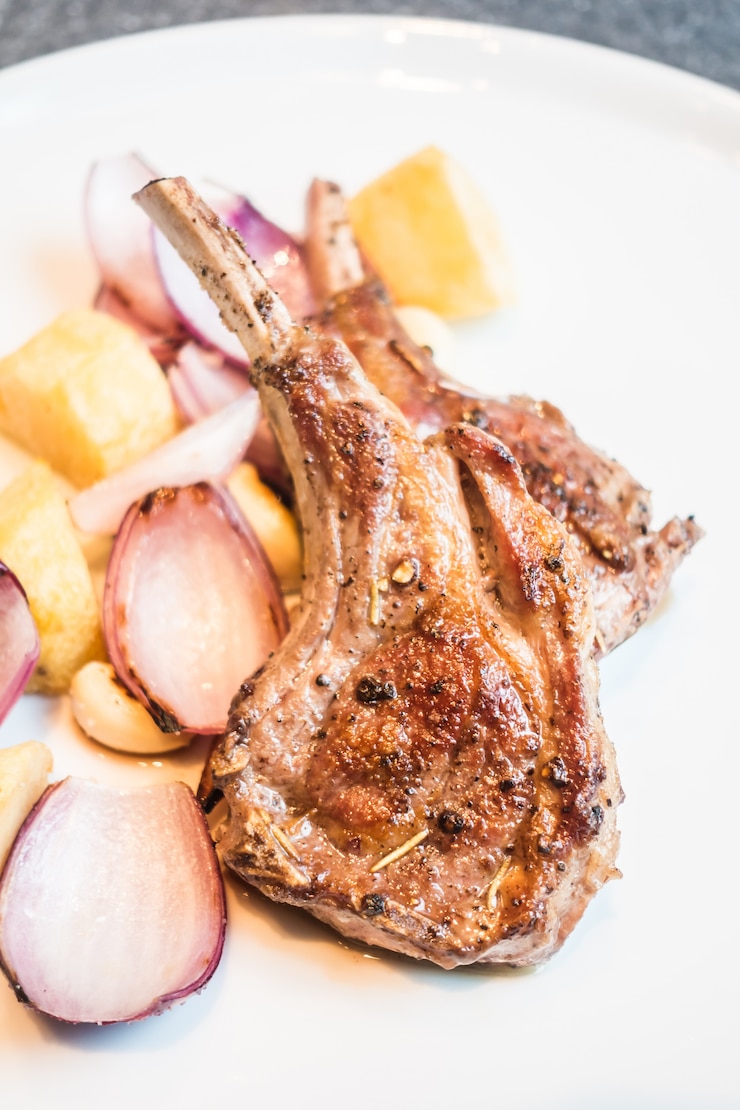 Foto gratuito bistecca cremagliera agnello