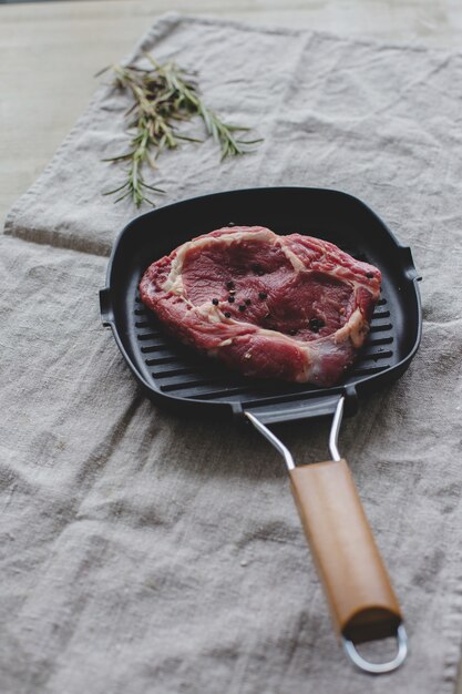 Bistecca cruda in padella