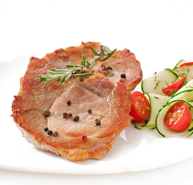 bistecca di carne con insalata di verdure