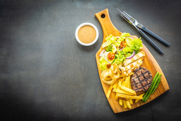 Bistecca di carne di manzo alla griglia con salsa di patatine fritte e verdure fresche