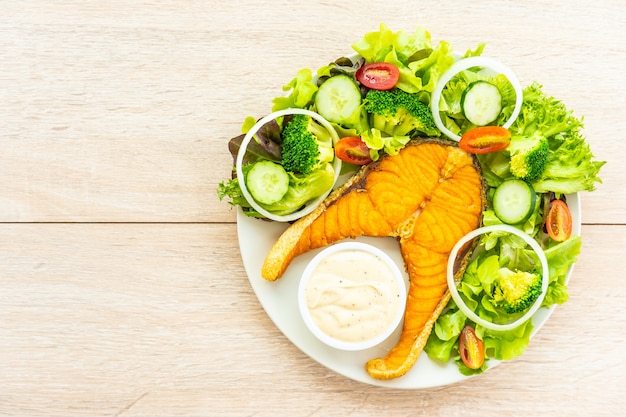 Bistecca di carne di salmone alla griglia con verdure fresche