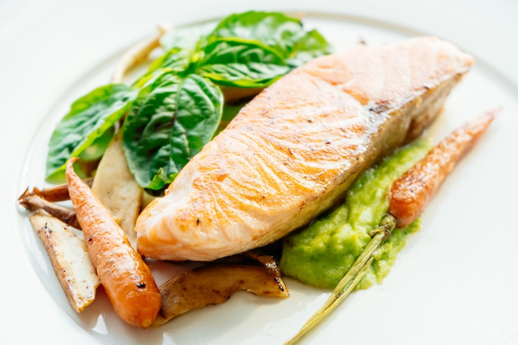 Foto gratuito bistecca di carne di salmone alla griglia