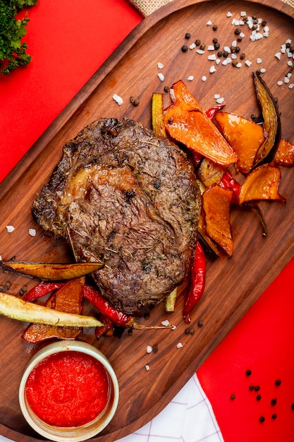 Bistecca di carne fritta con verdure e semi