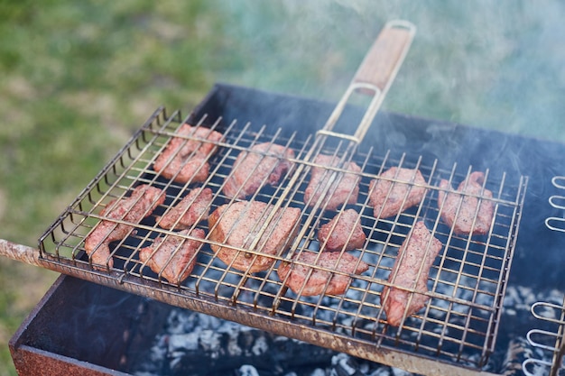 Bistecca di controfiletto superiore su un barbecue profondità di campo ridotta Concetto di grill all'aperto con barbecue estivo