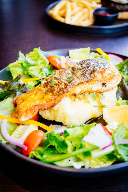 Bistecca di filetto di carne di salmone