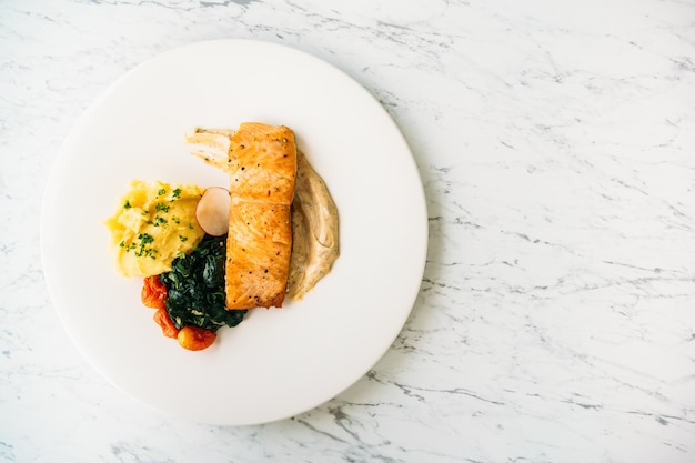 Bistecca di filetto di salmone alla griglia con verdure e salsa