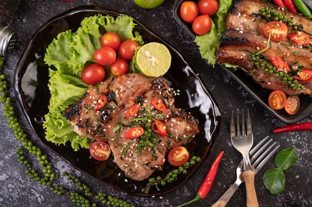 Bistecca di maiale a fette condita con sesamo bianco e semi di pepe fresco insieme.