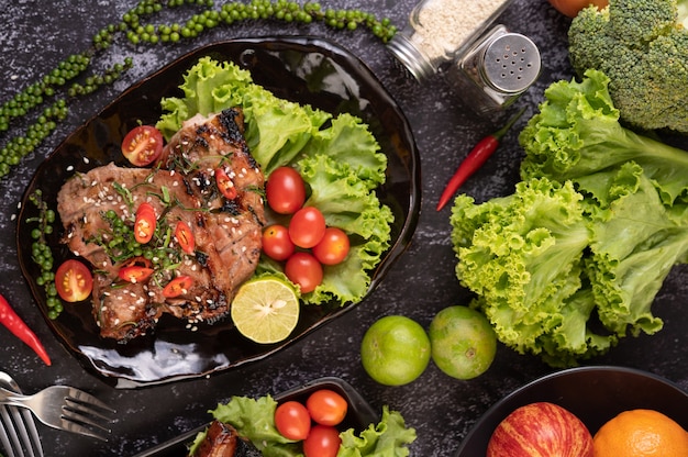 Bistecca di maiale a fette condita con sesamo bianco e semi di pepe fresco insieme.