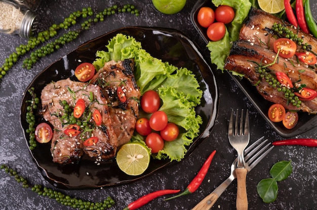 Bistecca di maiale a fette condita con sesamo bianco e semi di pepe fresco insieme.