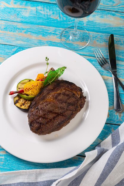 Bistecca di manzo su una tavola di legno