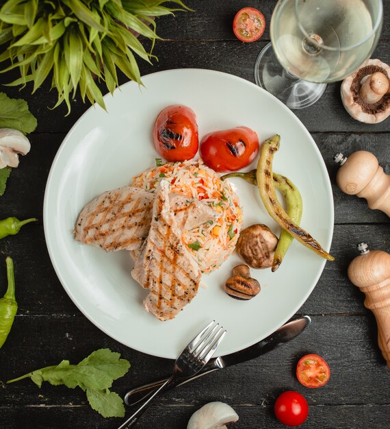 Bistecca di pollo con riso e verdure