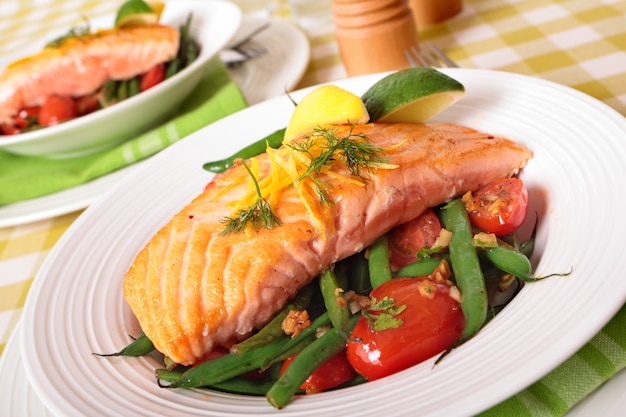 Bistecca di salmone alla griglia con fagiolini e pomodori di ciliegia