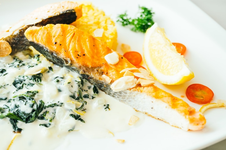Foto gratuito bistecca di salmone alla griglia