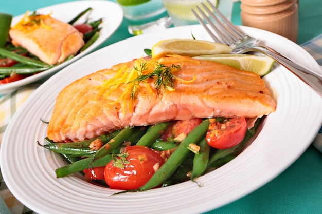 Bistecca di salmone con fagiolini e pomodori di ciliegia