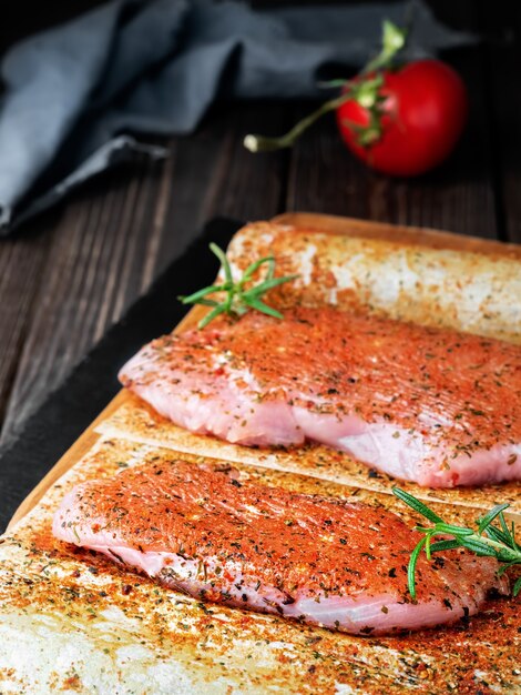 Bistecca di tacchino crudo fresco con verdure e spezie