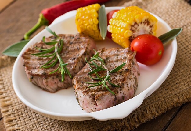 Bistecca di vitello tenera e succosa mediamente rara con patatine fritte