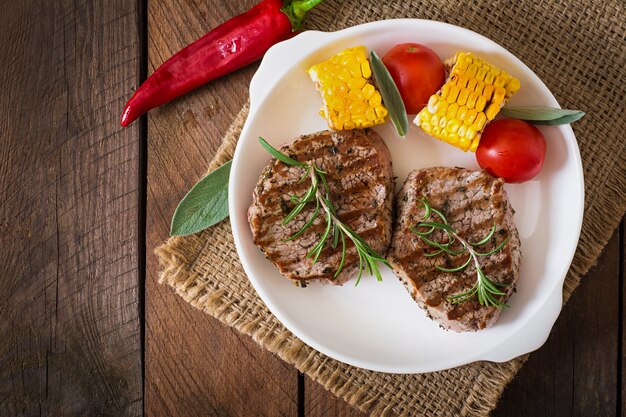 Bistecca di vitello tenera e succosa mediamente rara con patatine fritte