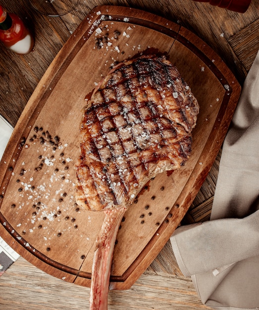 Bistecca disossata alla griglia su una tavola di legno
