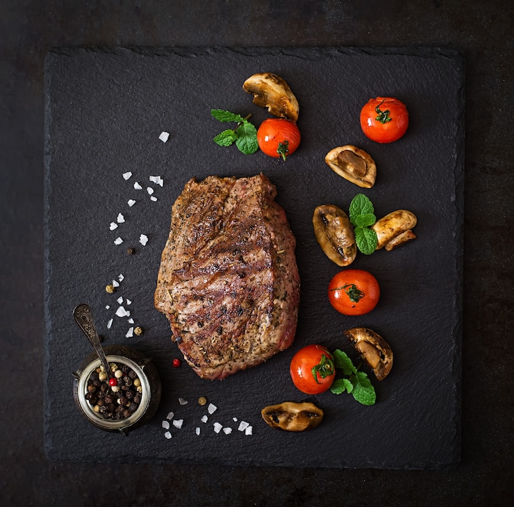 Foto gratuito bistecca succosa mediamente rara di manzo con spezie e verdure grigliate.