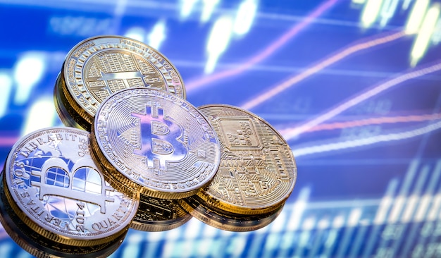 Bitcoin è un nuovo concetto di denaro virtuale, grafica e sfondo digitale. Monete con l'immagine della lettera B.