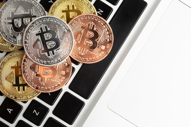 Bitcoin in cima al primo piano del computer portatile