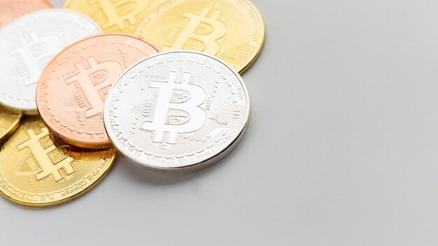 Bitcoin in vari colori primo piano