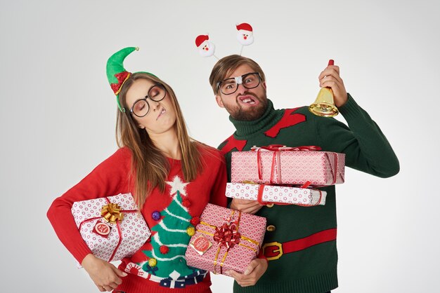 Bizzarra coppia con regali di Natale