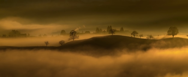 Black mountain circondano nella nebbia