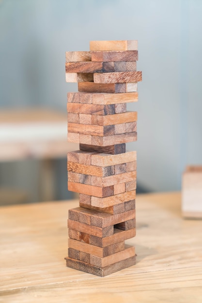 Blocca gioco di legno (jenga) su tavola di legno