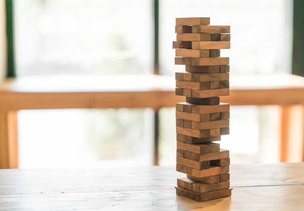 Blocca gioco di legno (jenga) su tavola di legno